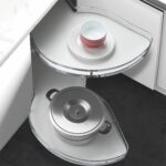 Plateau coulissant angle cuisine Fasolia installé avec casseroles – extraction droite