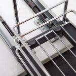 Porte-bouteilles 20 CM Chromé – Coulisse à fermeture douce – Fixation bas avec guide – Image 2